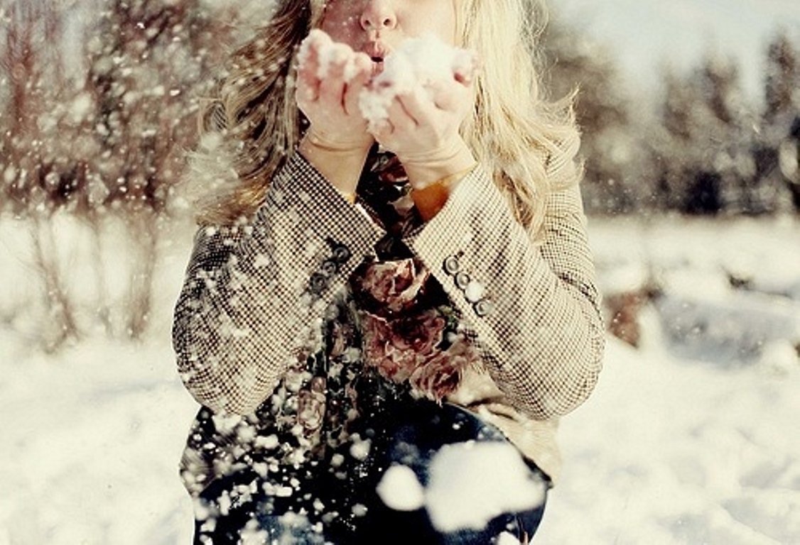 Заводная блондинка на снегу