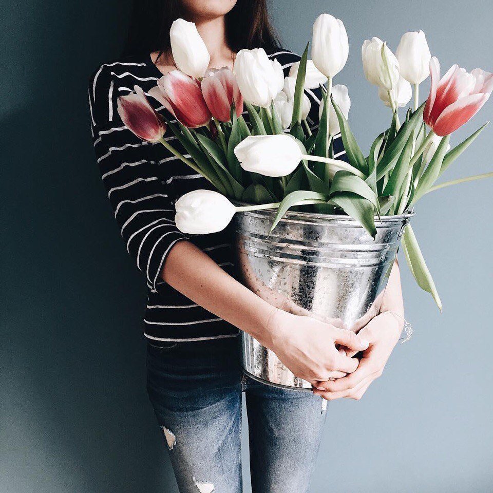 Девушка с букетом тюльпанов. Цветы в руках женщины. Тюльпаны в руках. Тюльпаны в руках у девушки. Брюнетка с букетом тюльпанов.