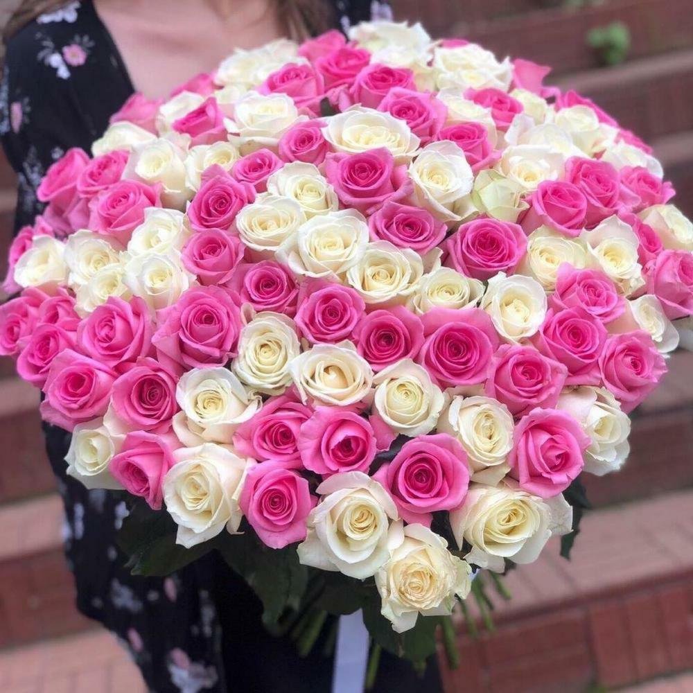 Букет из белых и розовых роз