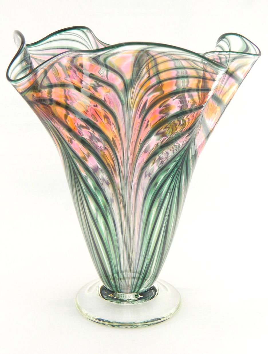 Нарядные декоративные вазы изо 5 класс. Художественное стекло вазы. Необычные вазы. Стеклянные вазы. Вазы из цветного стекла.