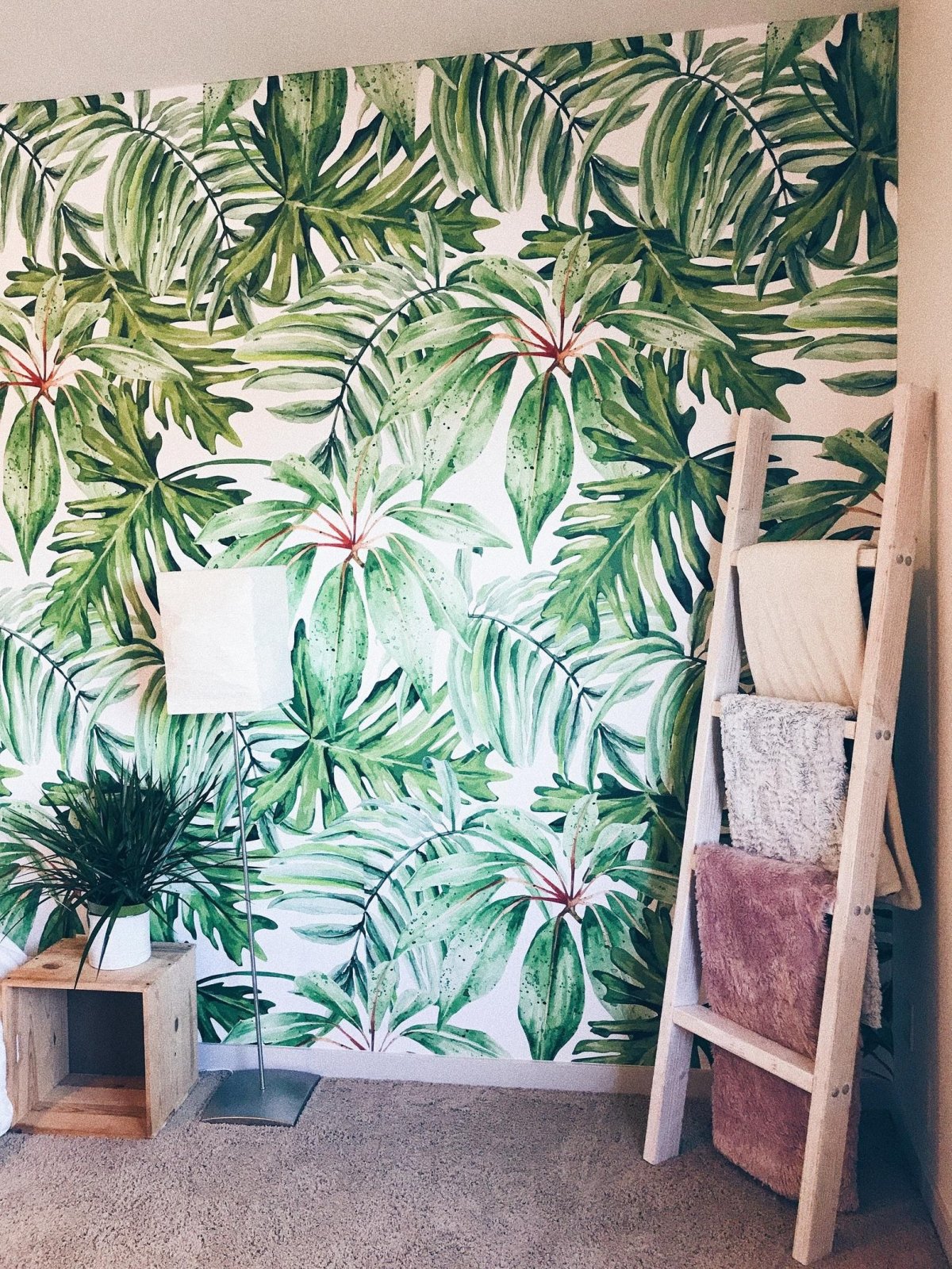 Рисунок тропические листья на стене