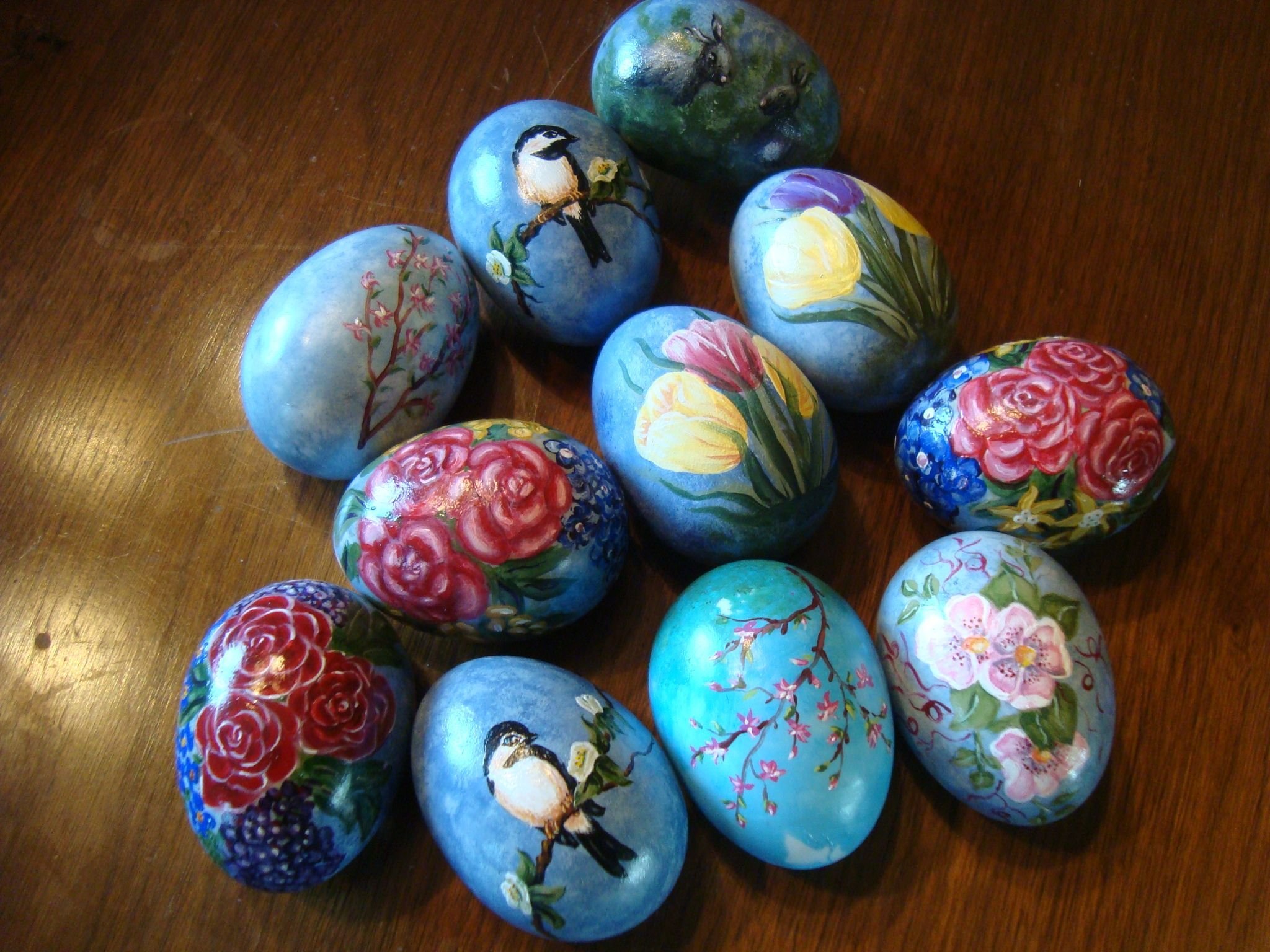 Роспись пасхальных яиц акриловыми красками. Роспись яиц к Пасхе акриловыми красками. Расписные пасхальные яйца. Раскрашенные деревянные яйца. Разрисованные яйца на Пасху.