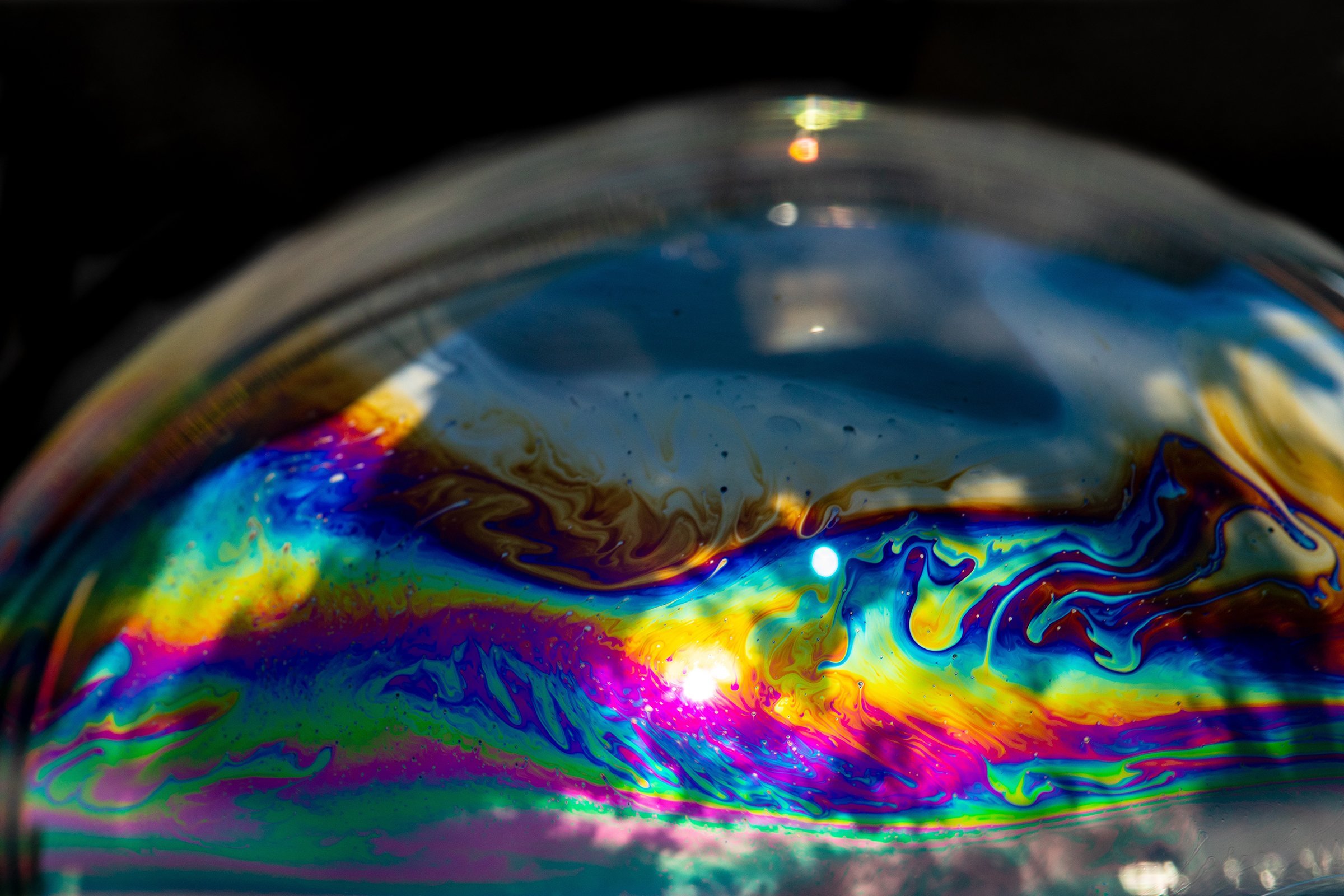 Какое явление объясняет окраску мыльных пузырей. Интерференция света на мыльном пузыре. Мыльный пузырь интерференция. Интерференция света Радуга. Радужные мыльные пузыри.
