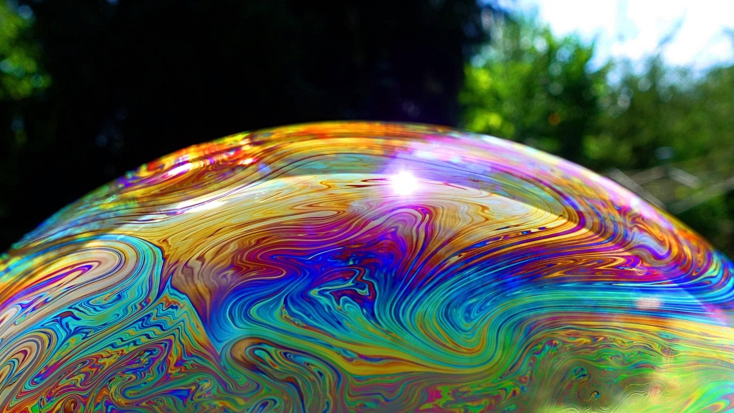 Интерференция в мыльных пузырях. Мыльный пузырь интерференция. Мыльные пузыри Радуга. Радужные мыльные пузыри. Радужная окраска мыльных пузырей.