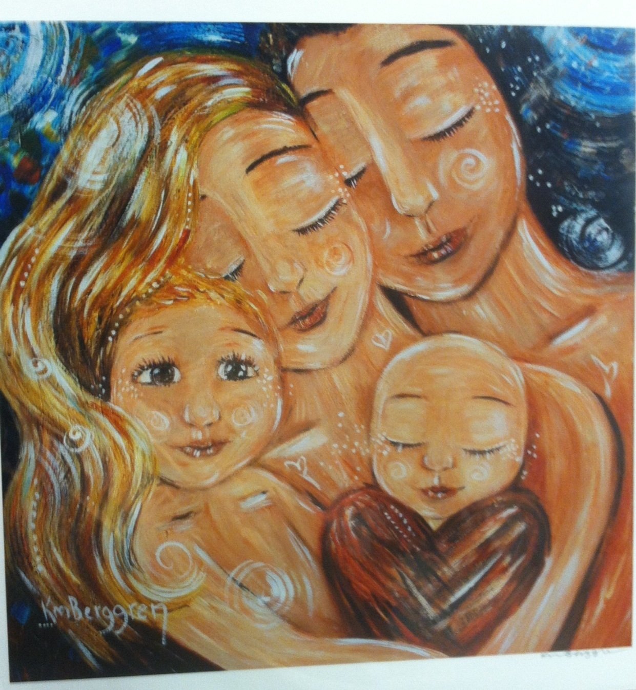 Она мама двоих детей. Художник Кэти Берггрен. Kim Berggren картины. Кэти Берггрен картины мама с детьми. Картина счастливая семья.