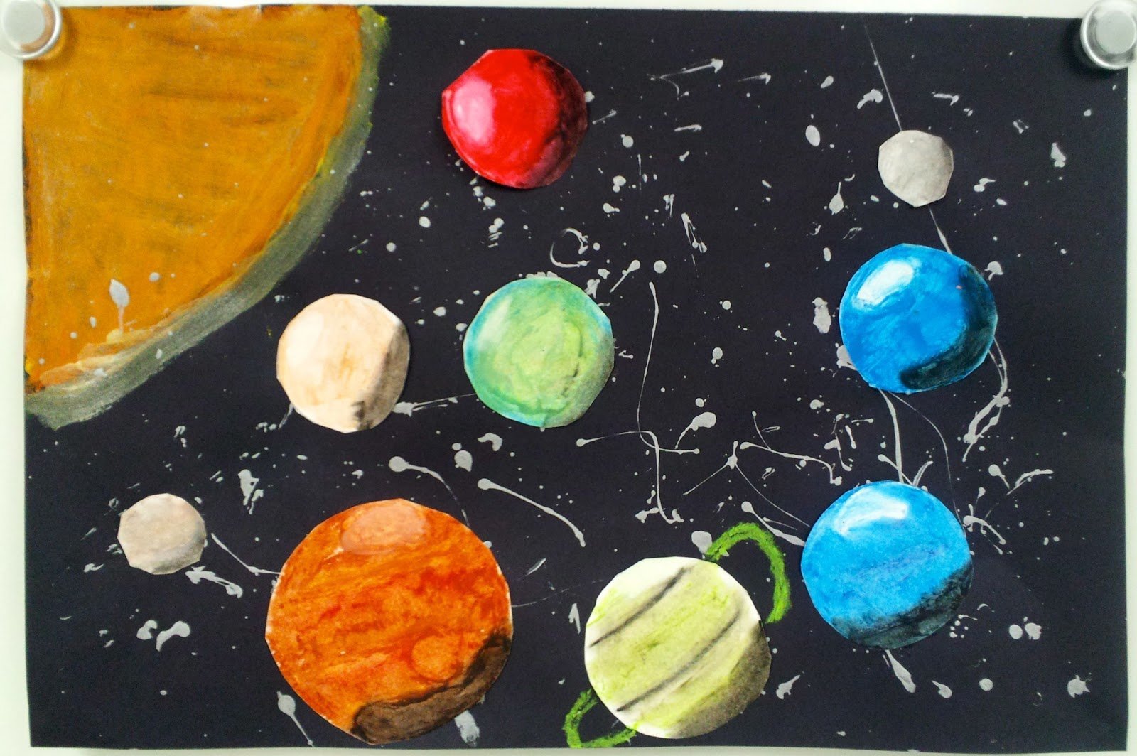 Детское творчество космос. Поделка из пластилина планеты. Космос и планеты из пластилина. Поделка космос планеты. Картина из пластилина планеты.