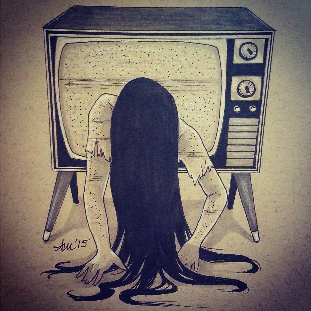 Девушка вылазит из телевизора