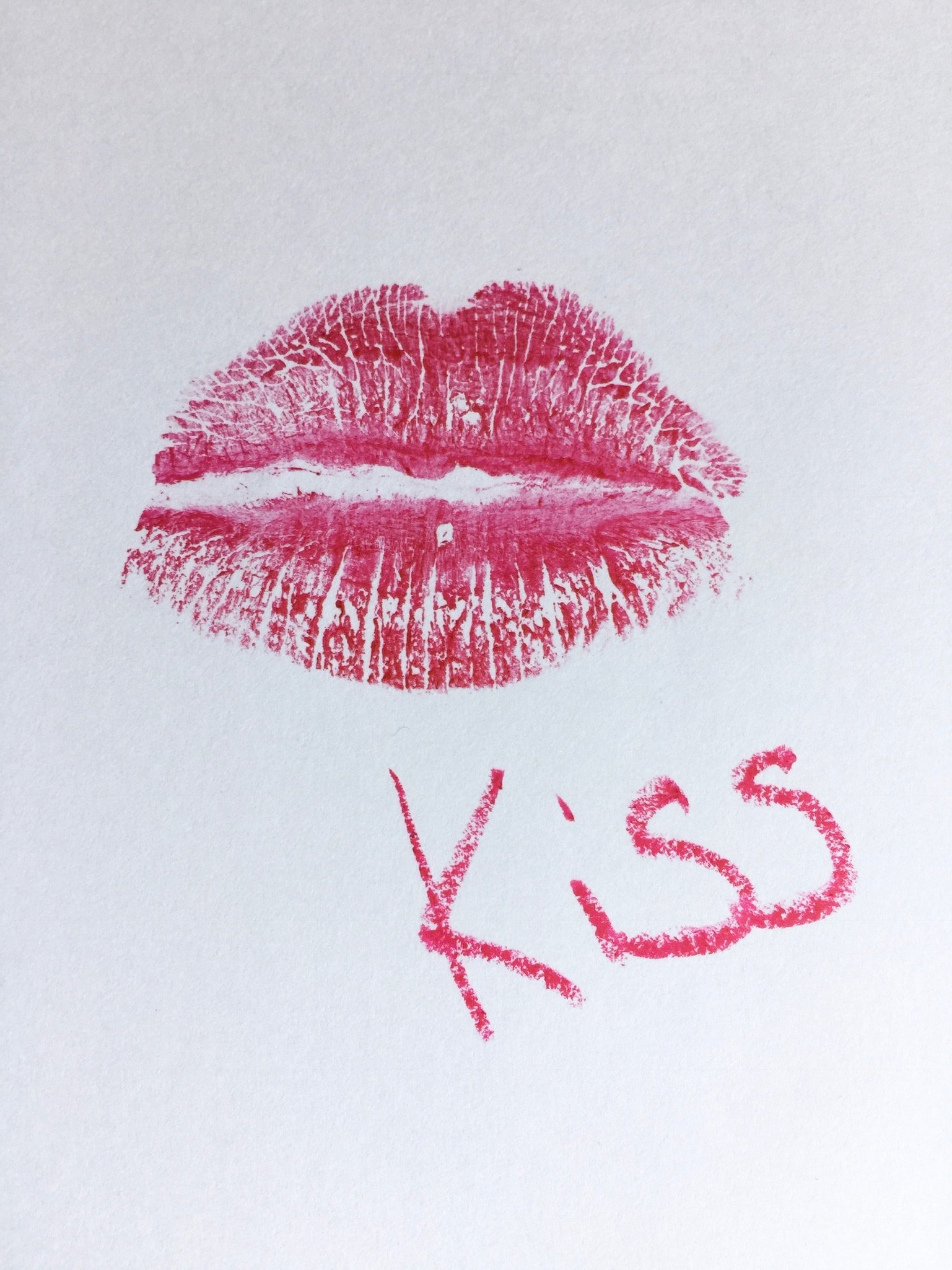 Поцелуй на бумаге помадой. Поцелуй в губы. Картинки поцелуя в губы. Открытка с губами. Отпечаток губ.