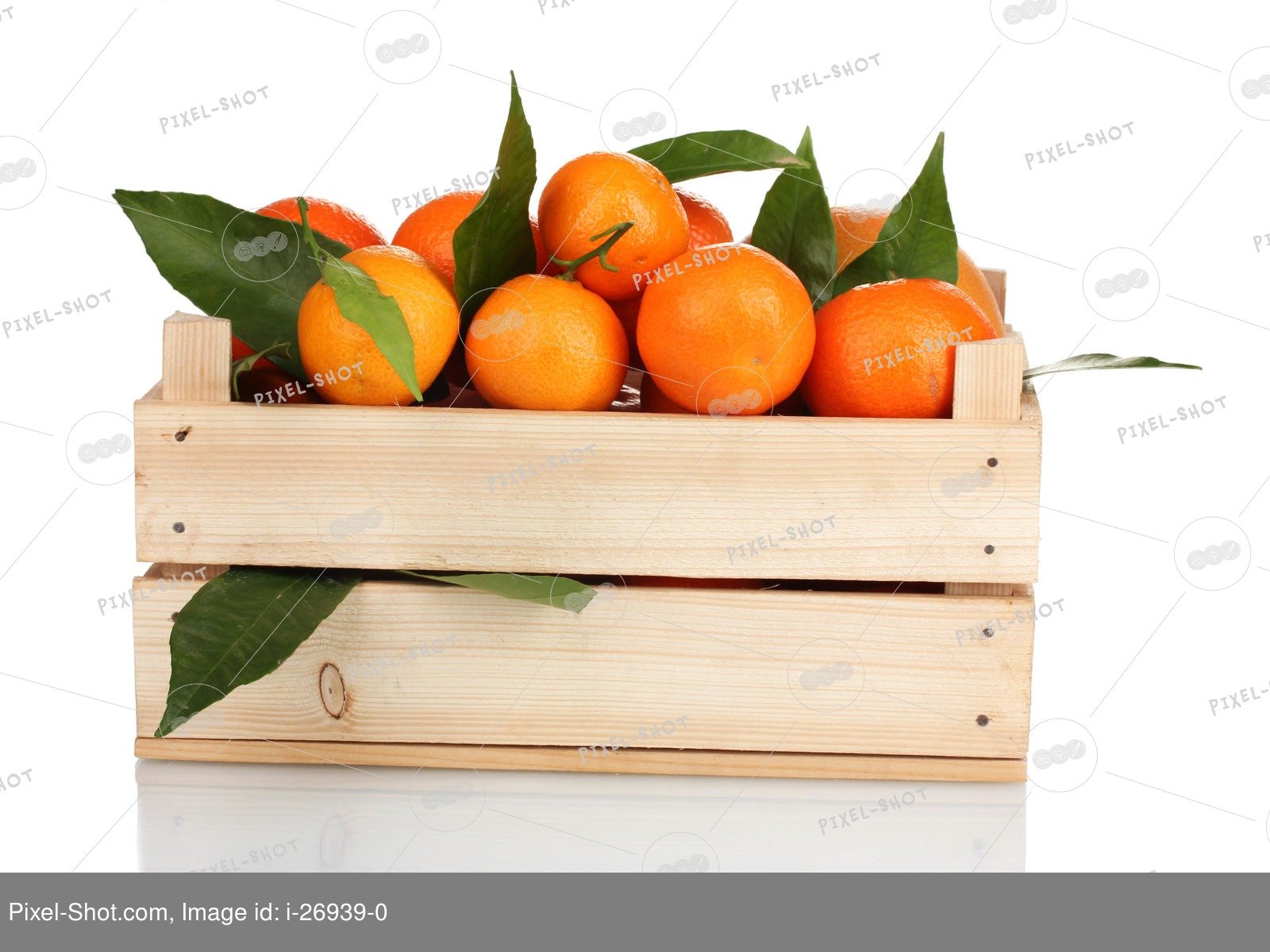 В пакете лежат мандарины. Ящик с апельсинами. Деревянный ящик с мандаринами. Деревянный ящик с апельсинами. Коробка с апельсинами.