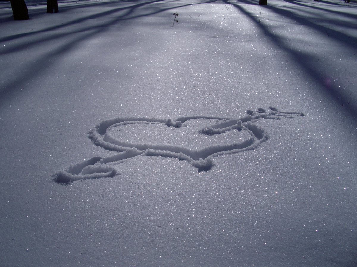 Я люблю снежку. Надпись на снегу. Сердце на снегу. Сердечко на снегу на машине. Люблю снег.