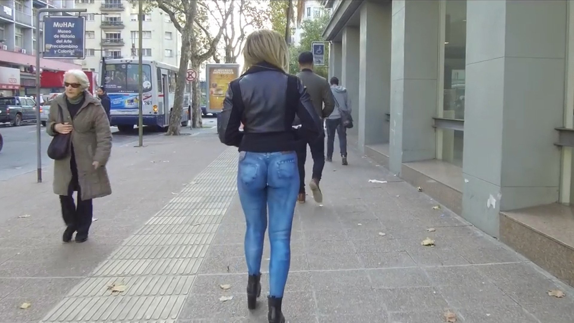 Гуляет по улице без. Девушки в нарисованной одежде на улице. Женщины в брюках на улице. Девушка ходит по улице. Ходить по улицам.