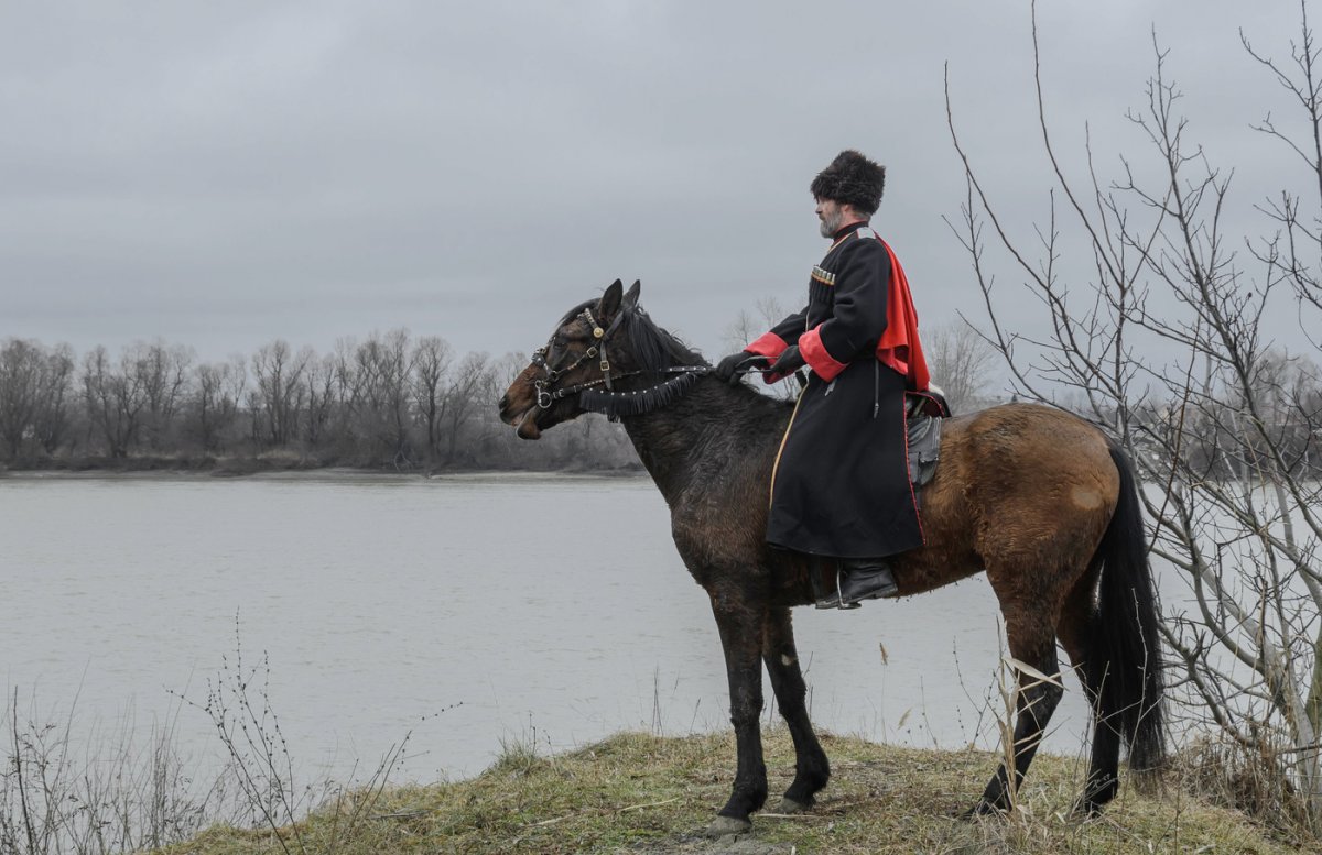 По Дону казак молодой