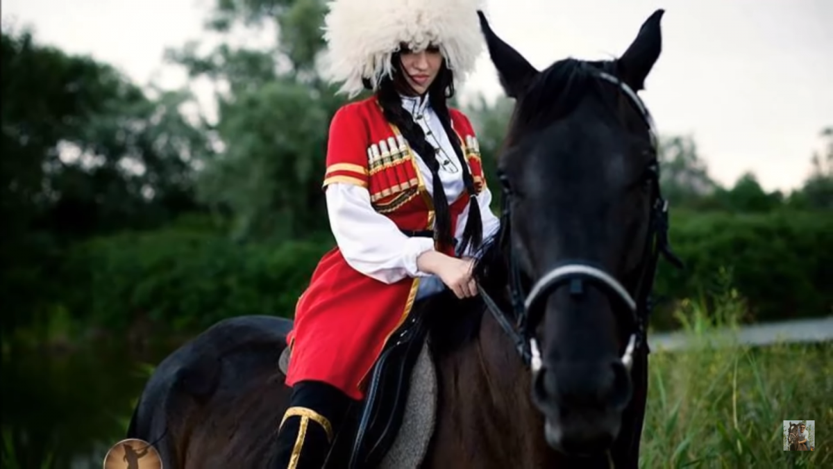 Кавказская девушка на лошади