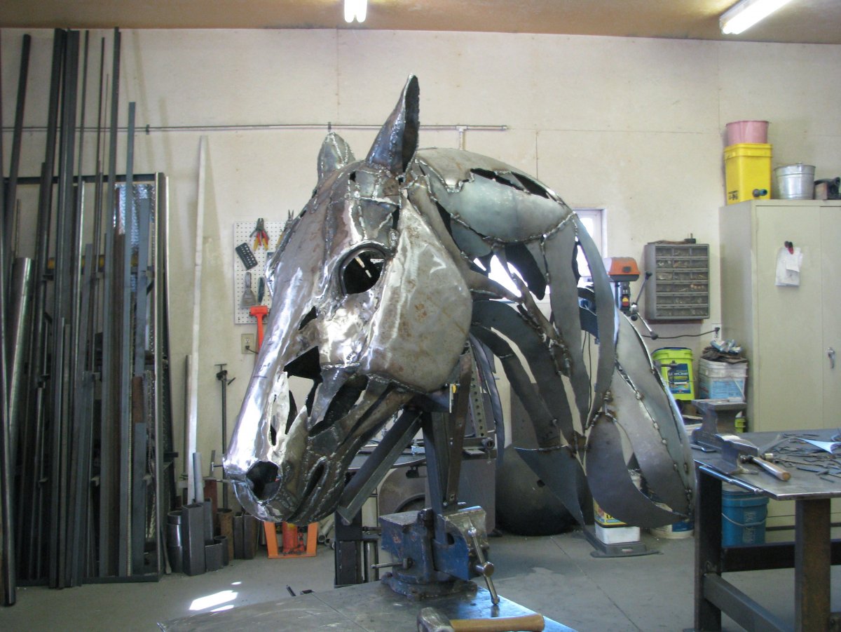 Голова коня из железа