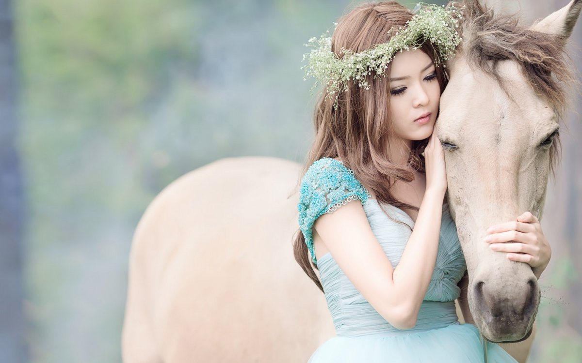Девушка с венком и лошадью