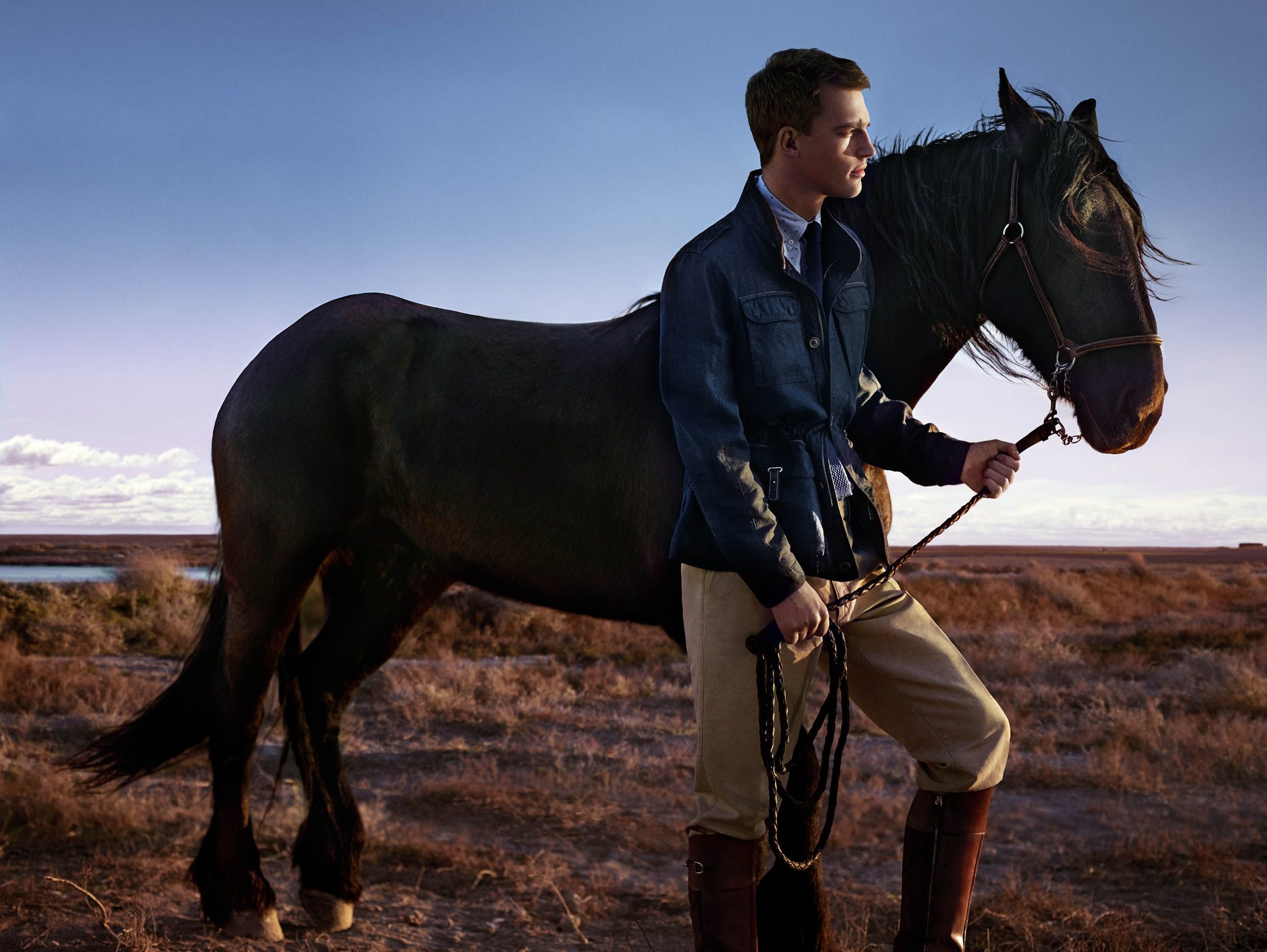 Лошадку ведет. Massimo Dutti Equestrian. Фотосессия с лошадьми. Мужчина на коне. Парень на лошади.