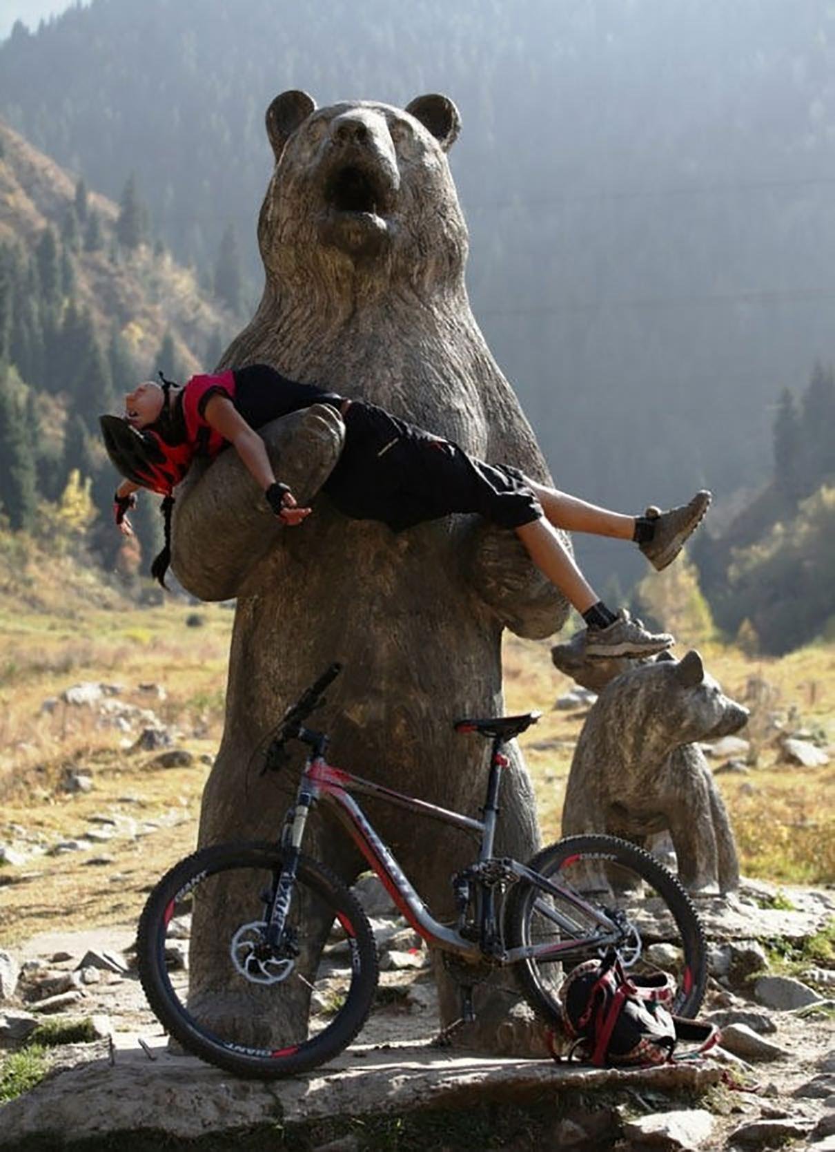 Забавный прикол. Медведь на велосипеде фото. Забавные картинки. Весёлые картинки прикольные. Приколы с людьми.