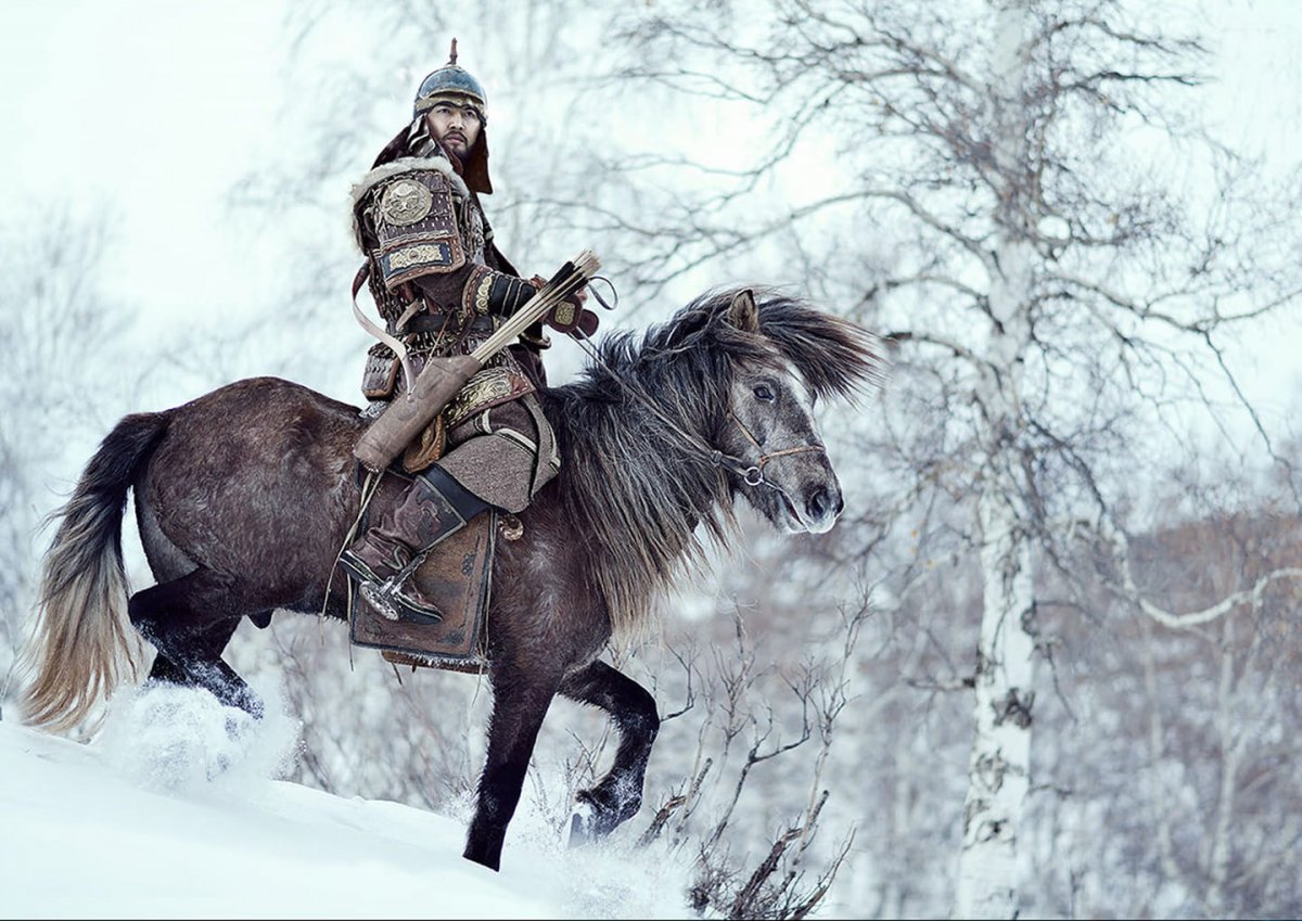 Казах на коне в степи