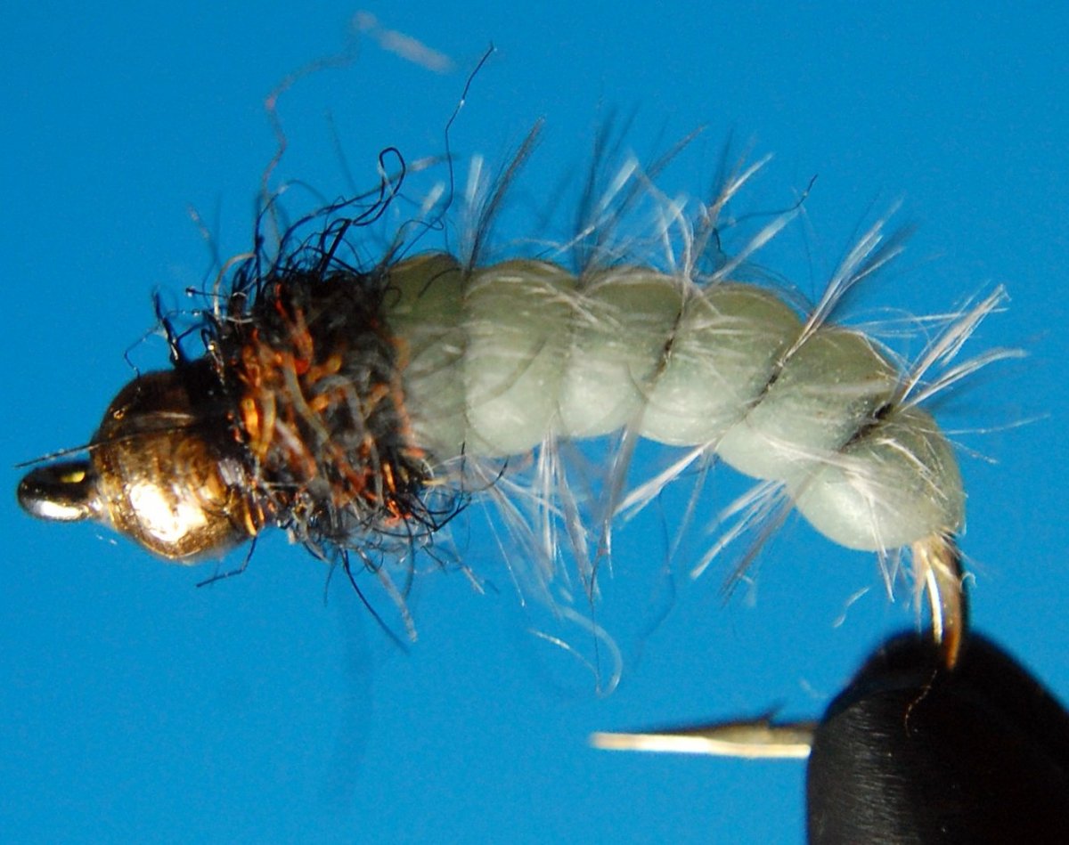 Мушка личинка ручейника