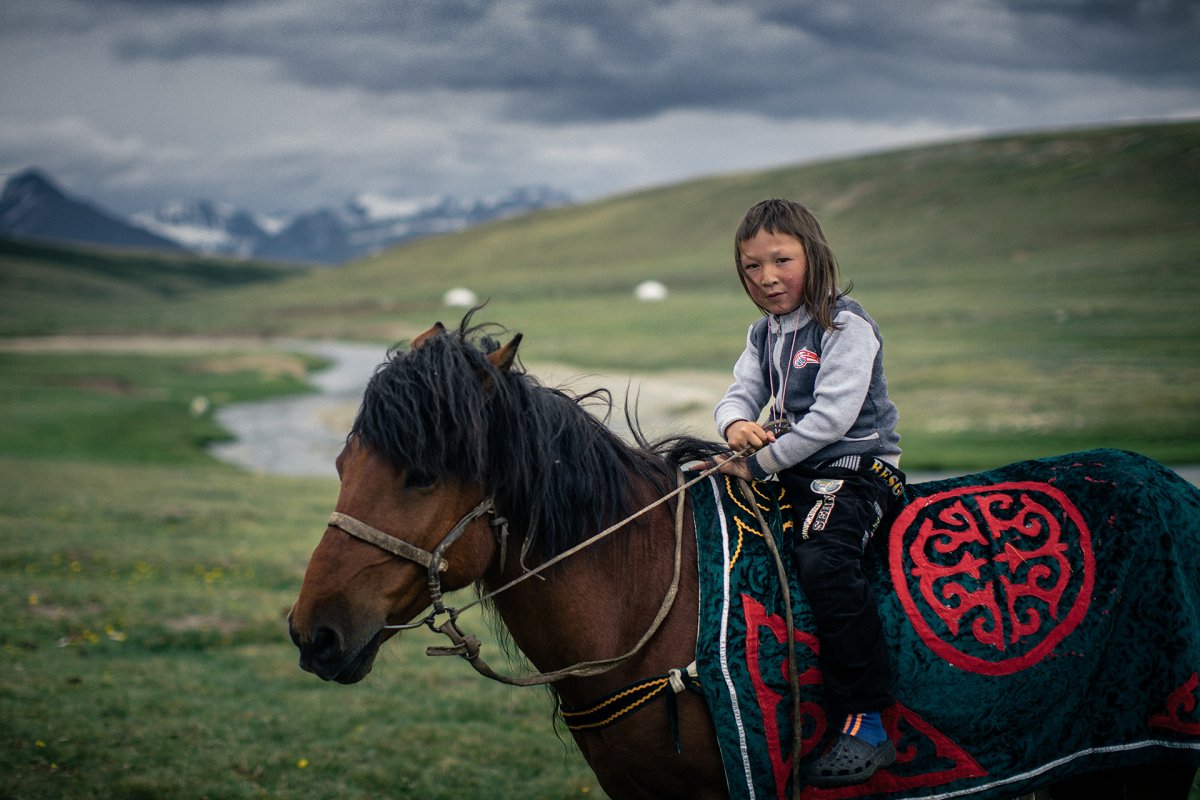 Казахские дети на лошади