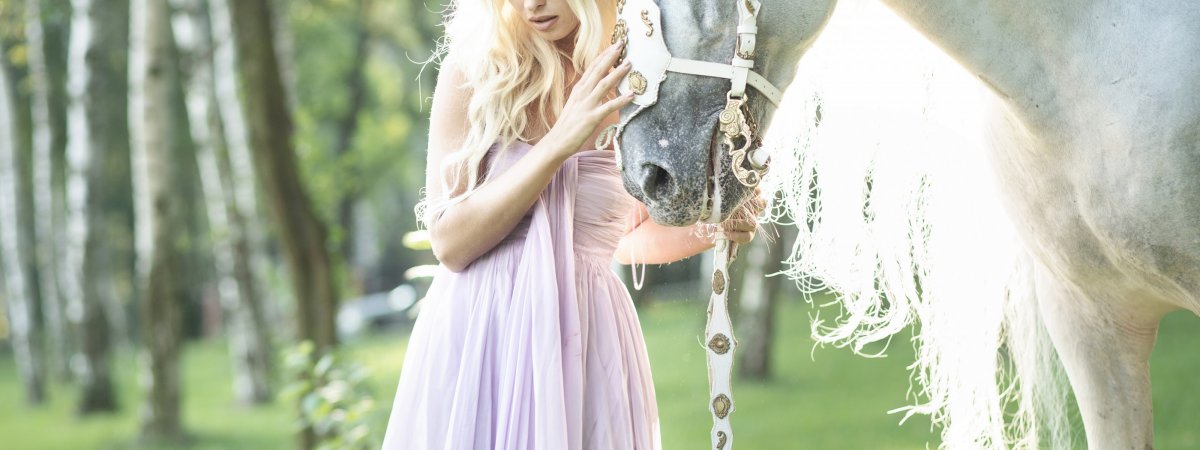 Девушка с лошадью