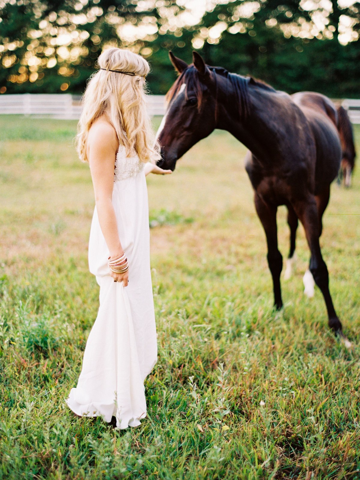 Блондинка на коне