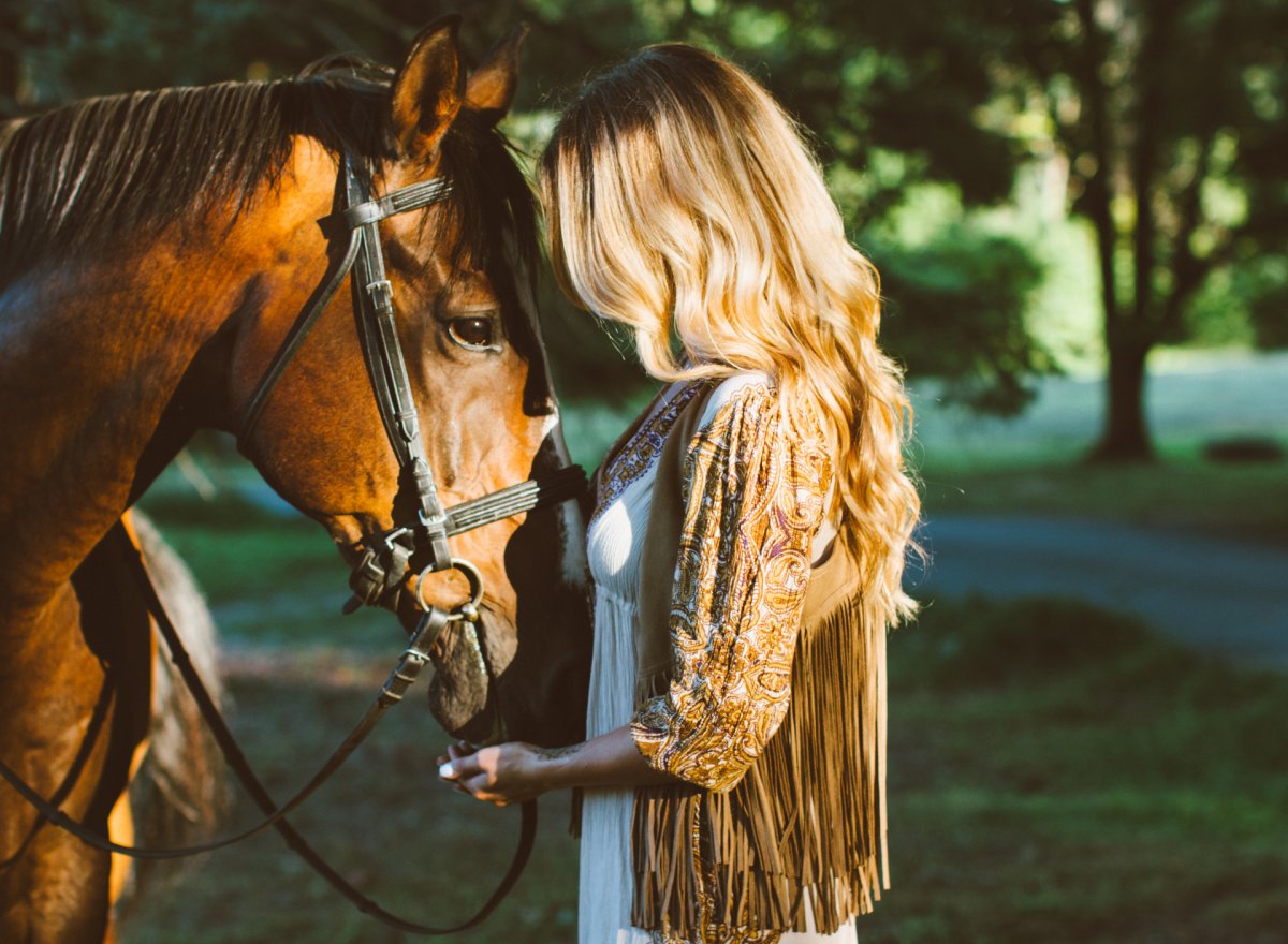 Девушка с лошадью