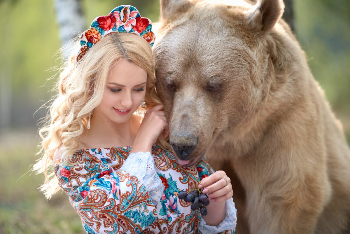 Медведь играющий на балалайке