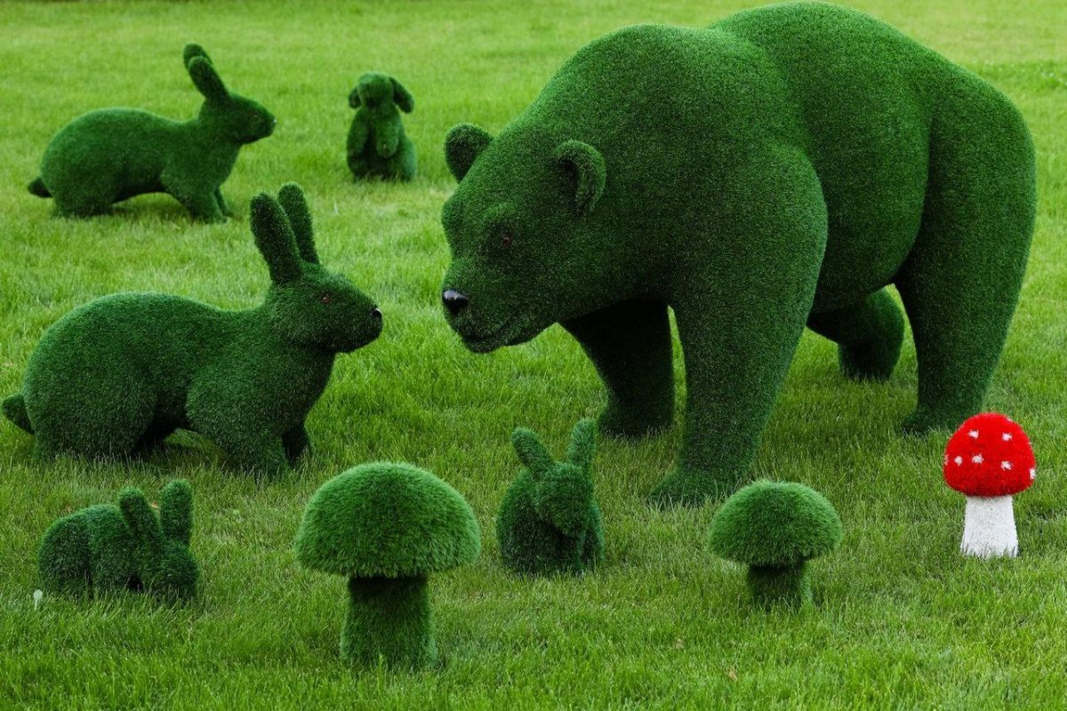 Топиарные фигуры из искусственной травы на белом фоне