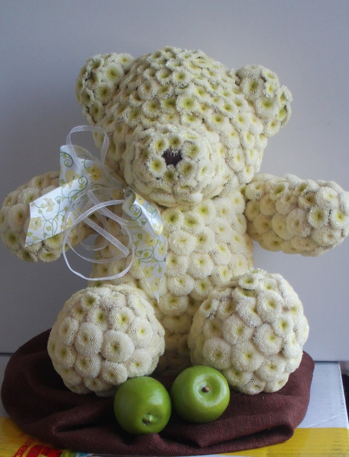 Медведь из цветов