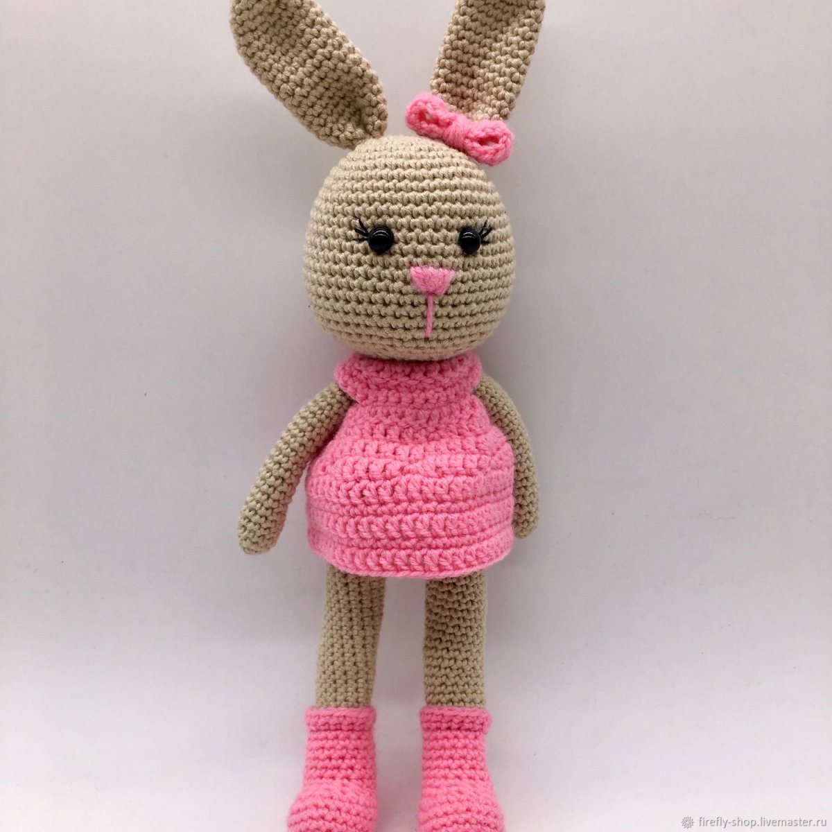 Вязаный заяц с длинными лапами