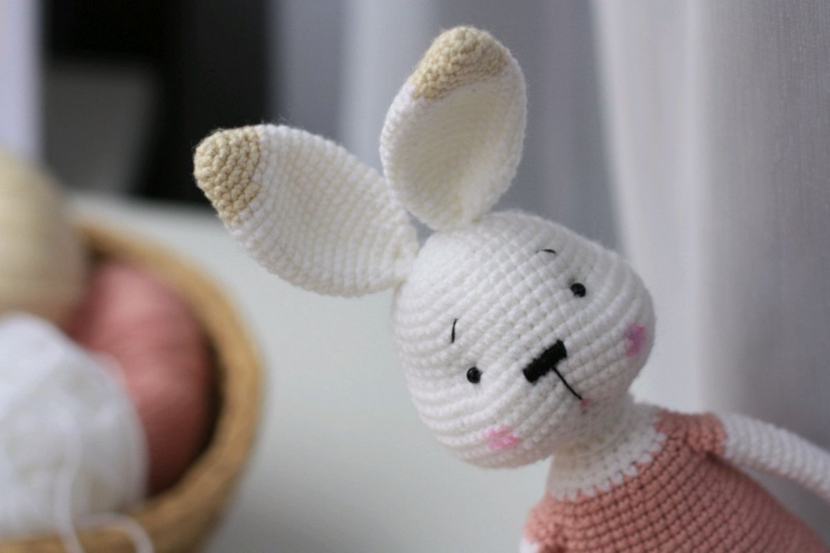 Вязаный светло серый заяц