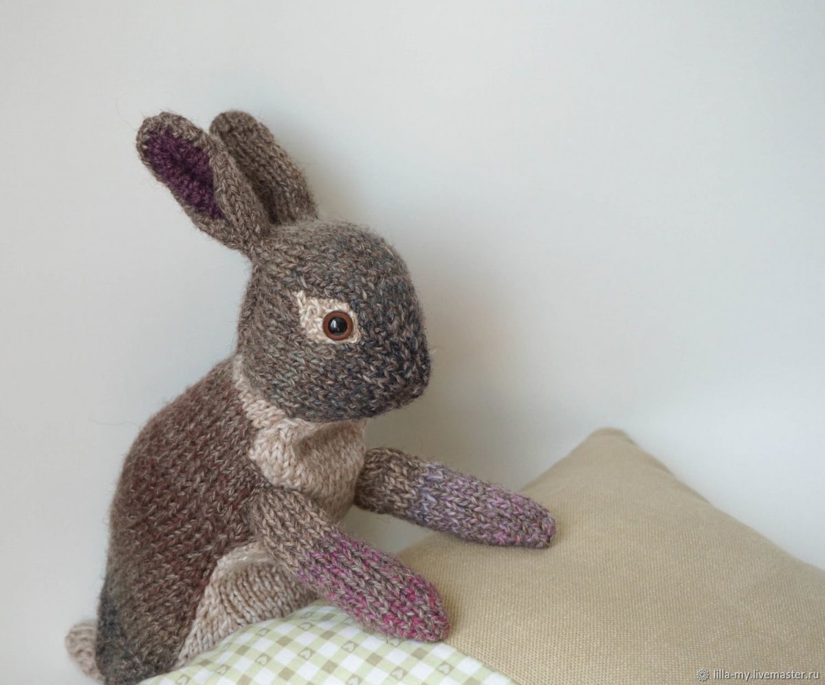 Вязаные игрушки зайцы