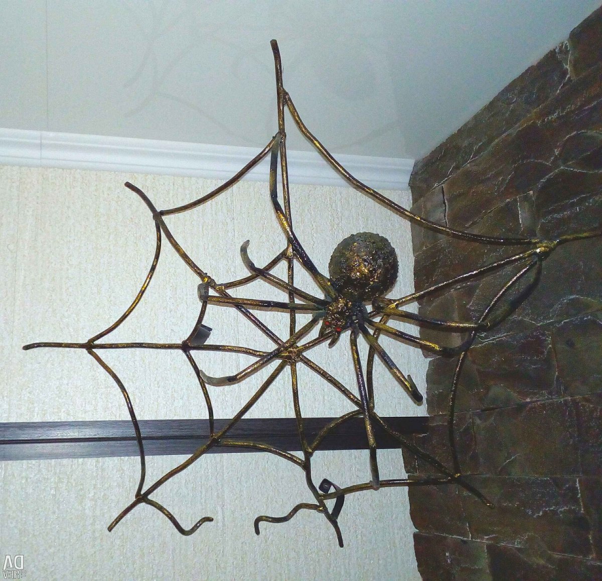 Кованый паук на паутине