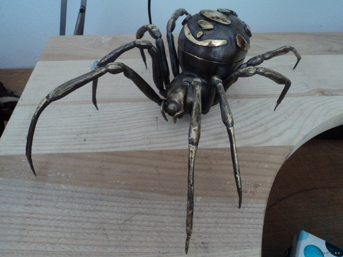 Черный паук из пластилина