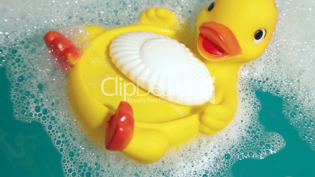 Большая утка в ванной