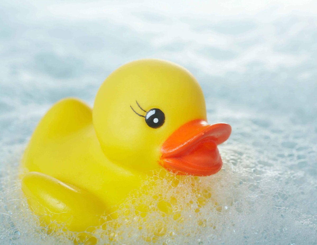 Резиновые уточки плавают в ванной