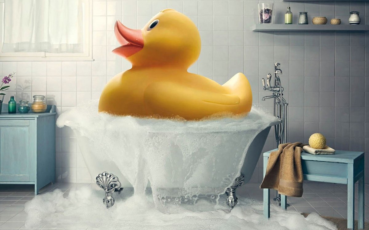 Резиновая уточка в ванной