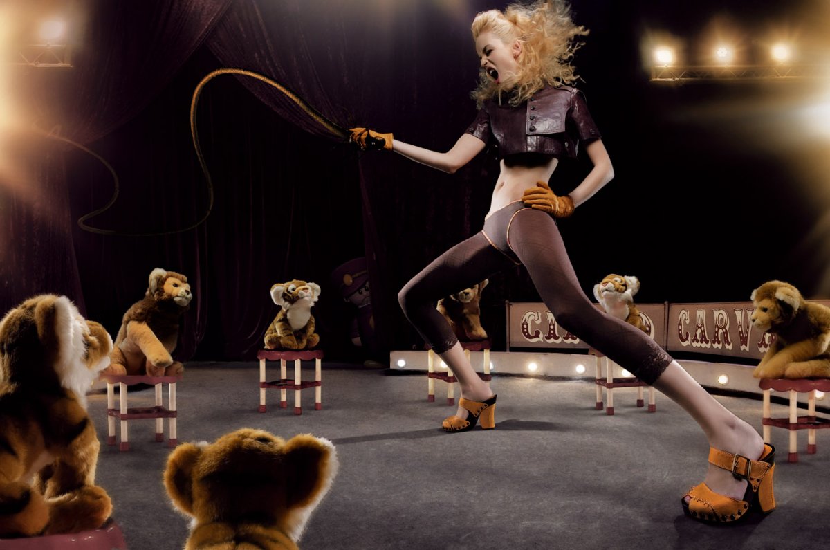 Укротительница тигров в цирке