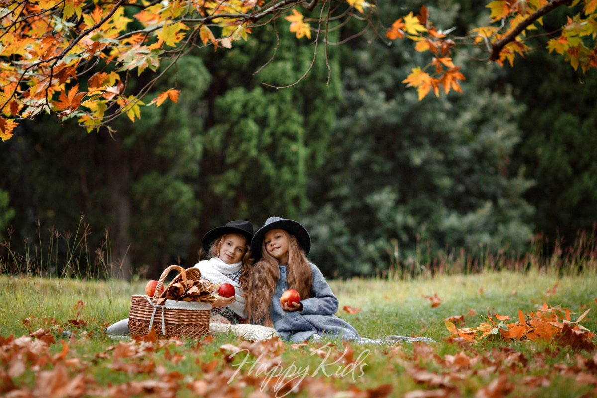 Девочка осенью