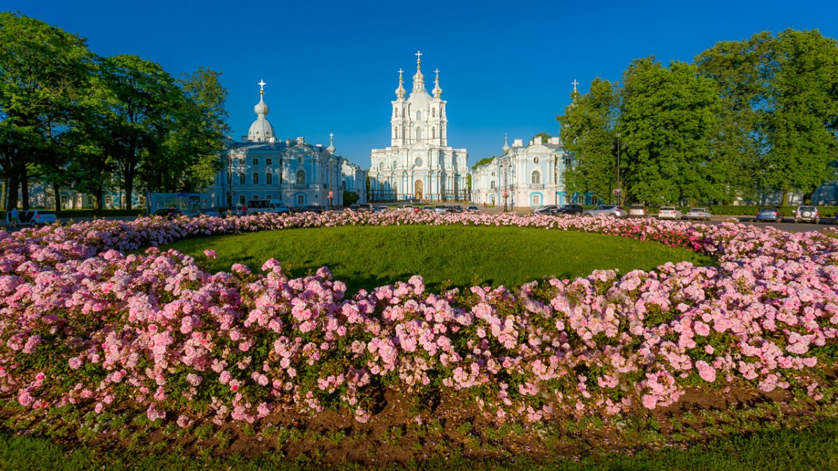Сад Смольного собора Санкт-Петербург