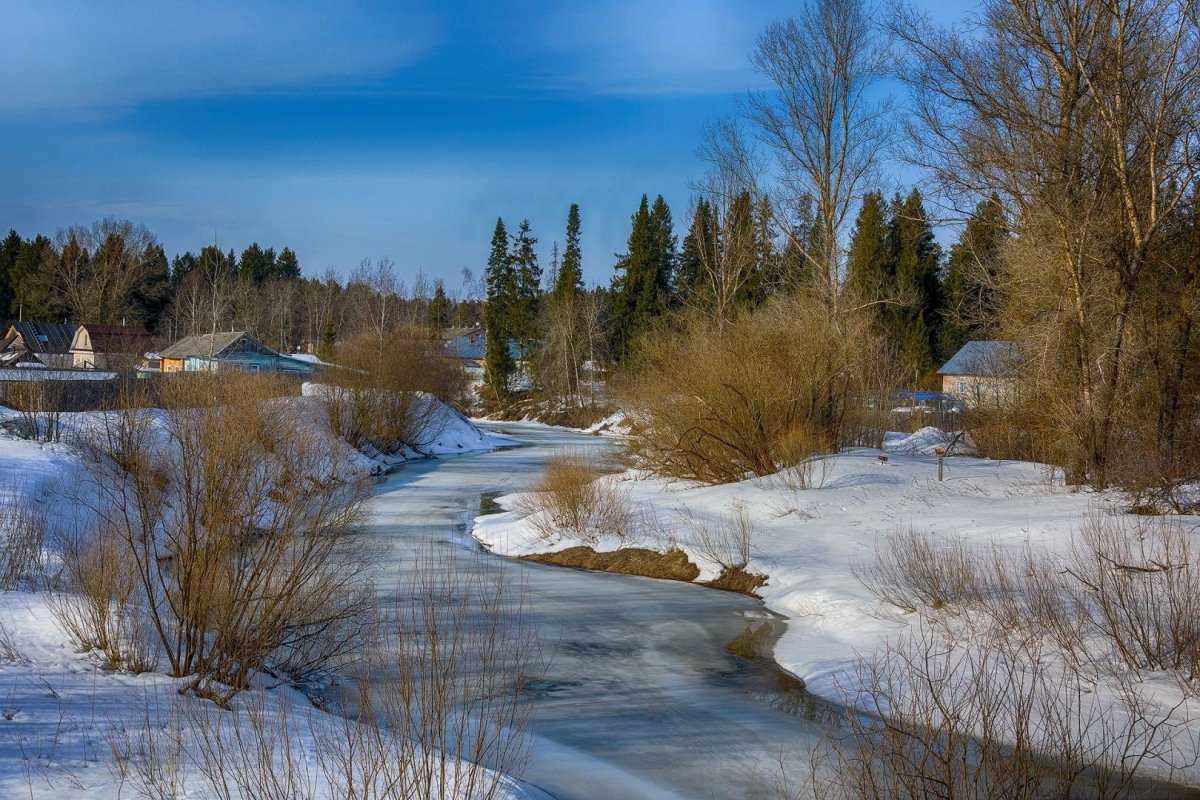 Река в Сибири весной