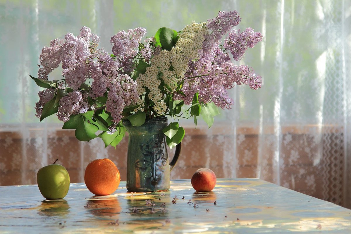 Натюрморт с цветами на окне