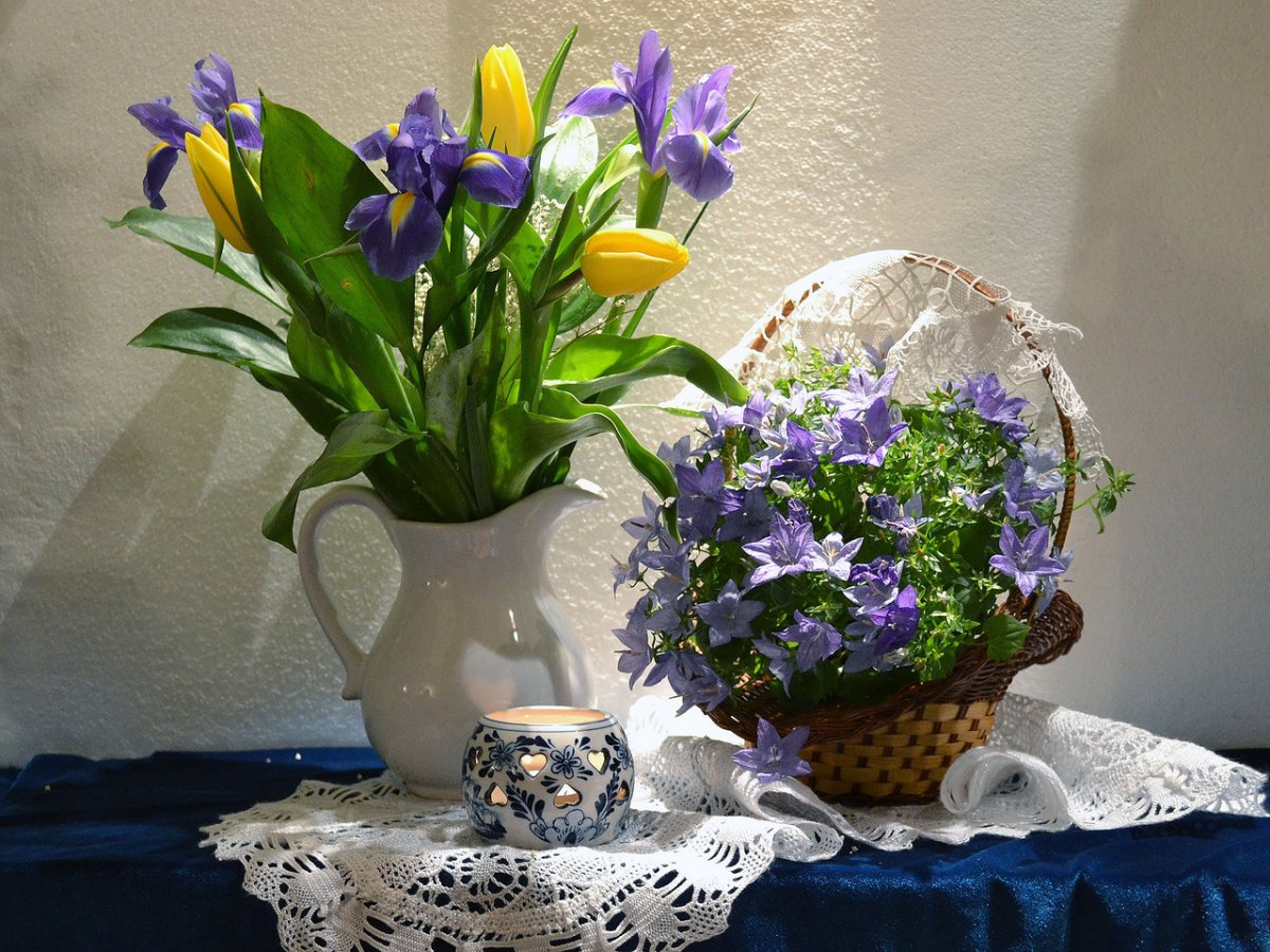 Маленький натюрморт с весенними цветами