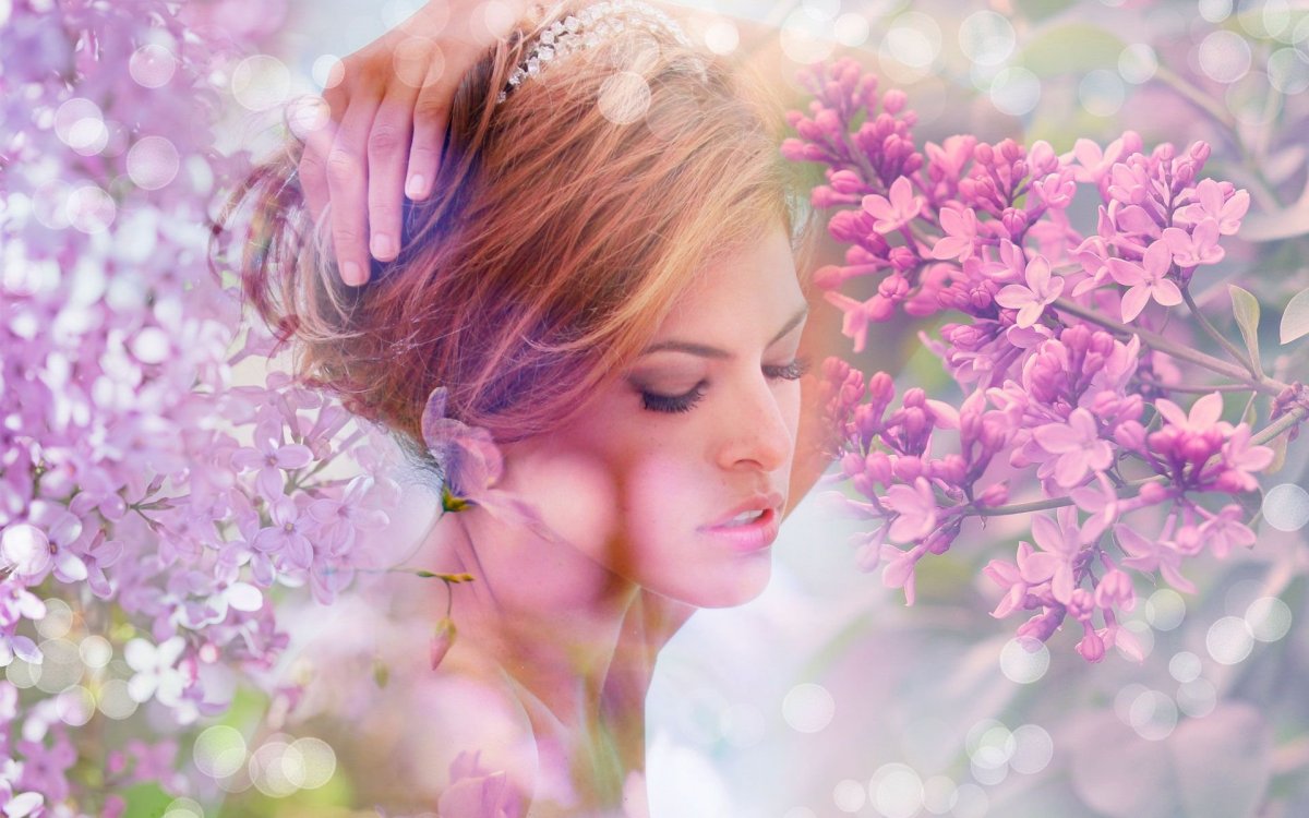 Нежная девушка в цветах