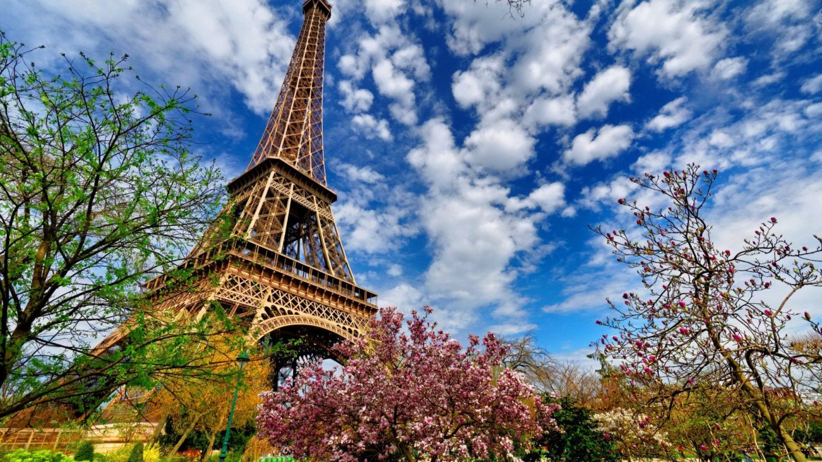 Эйфелева башня в Париже фото