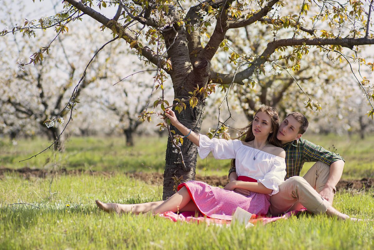 Влюбленные в яблоневом саду