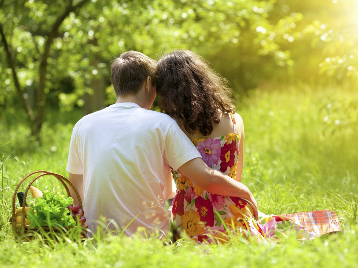 Парень с девушкой на природе