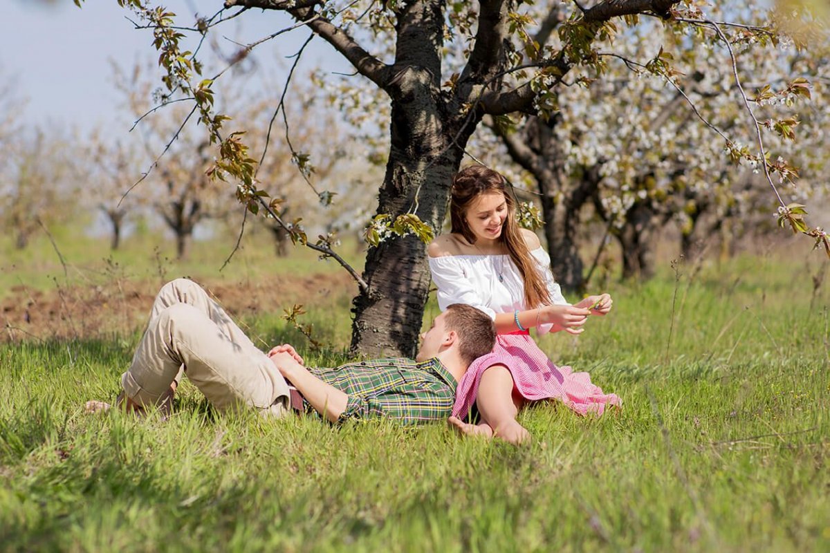 Влюбленная пара в саду