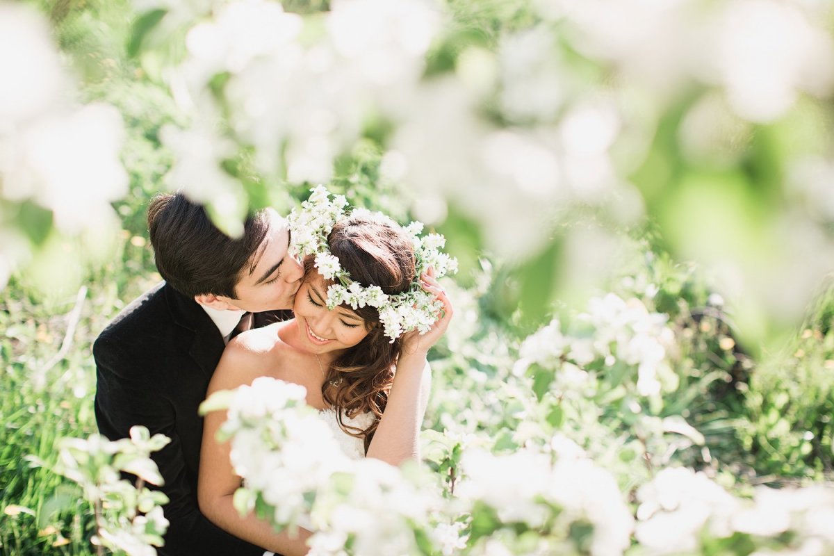 Свадебная фотосессия на природе весной